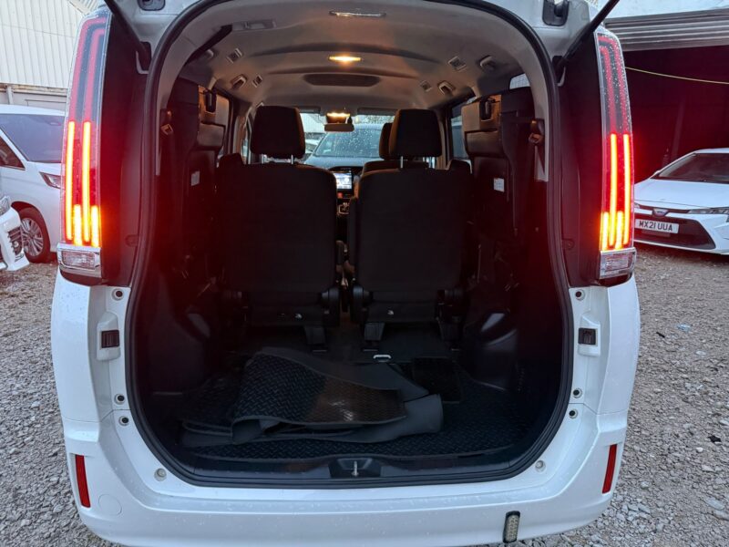 2018 Toyota Noah Hybrid 1.8 Automatic for Sale in Manchester, UK – ULEZ Compliant, Euro 6