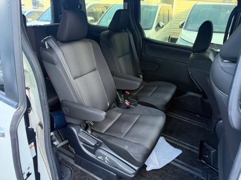 2020 Toyota Voxy 1.8 Hybrid Automatic 7 Seater – Manchester UK
